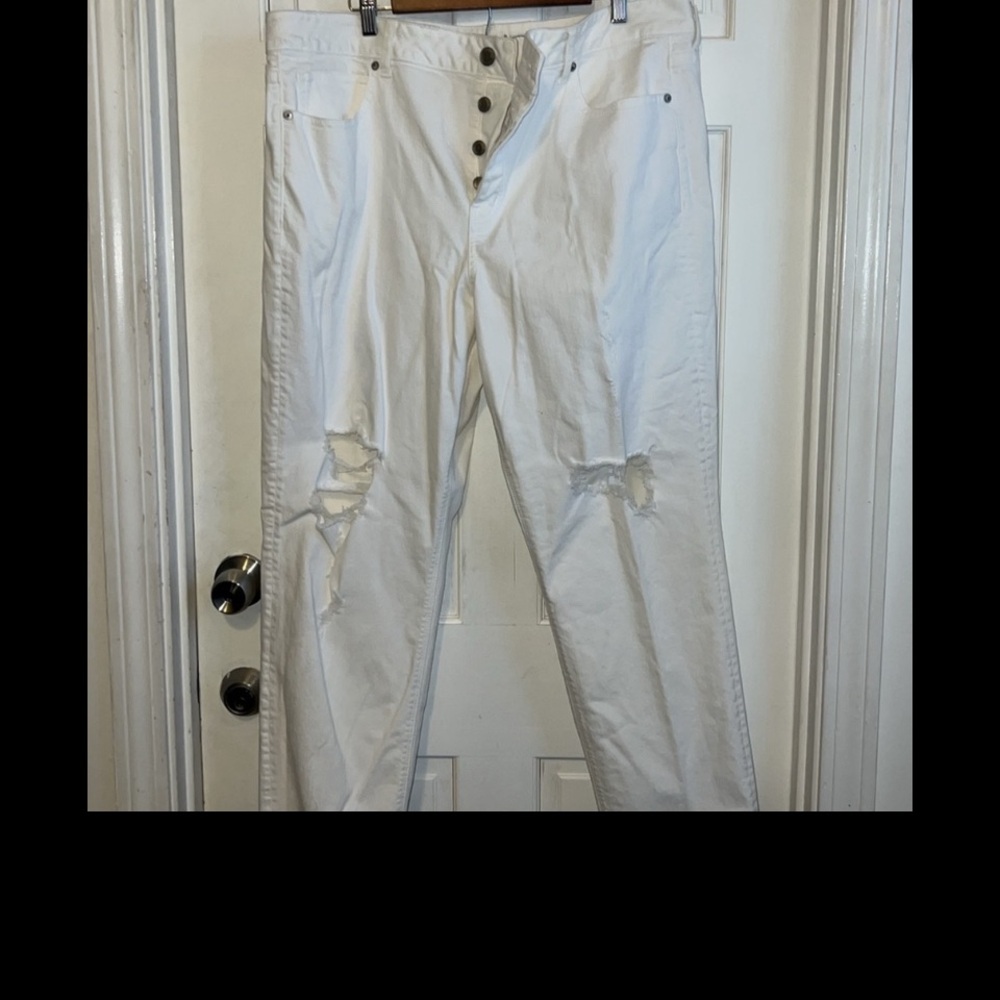 American Eagle TomGirl distressed knee jeans